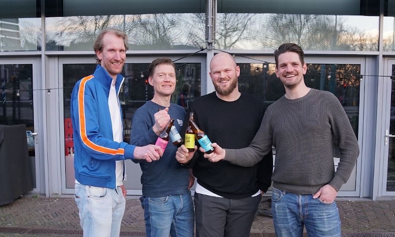 Vier mannen proosten met bier van Brothers in Law voor de beoogde nieuwe horecazaak